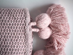 Pom pom teppe Rosa og svart - Laith & Leila