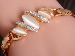 Armbånd - hvit sten og rhinestone krystaller GULLfarget - By BeZeen